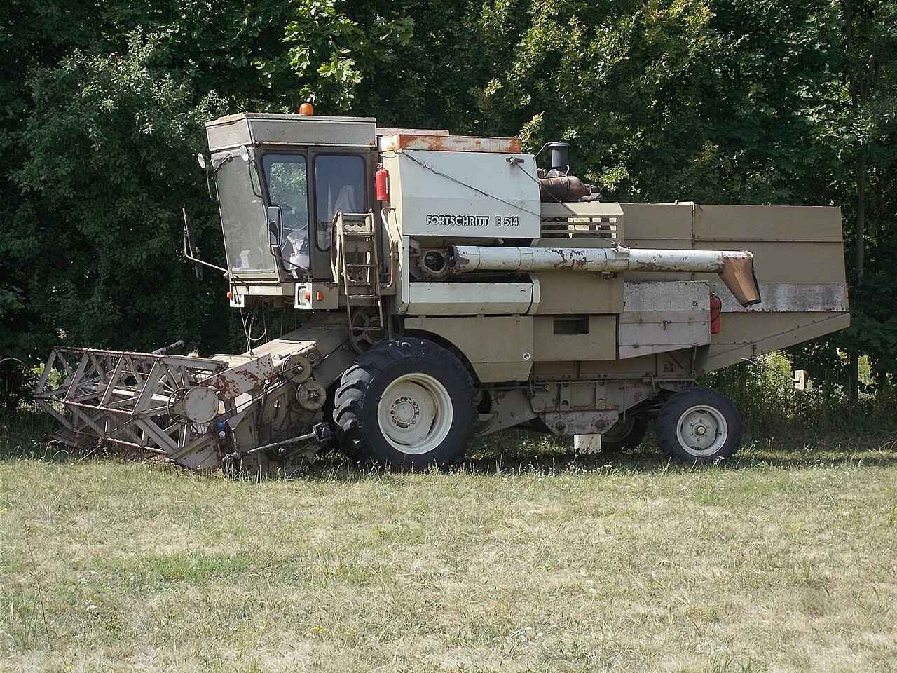 Kombajn E-514 — dobový obilní kombajn