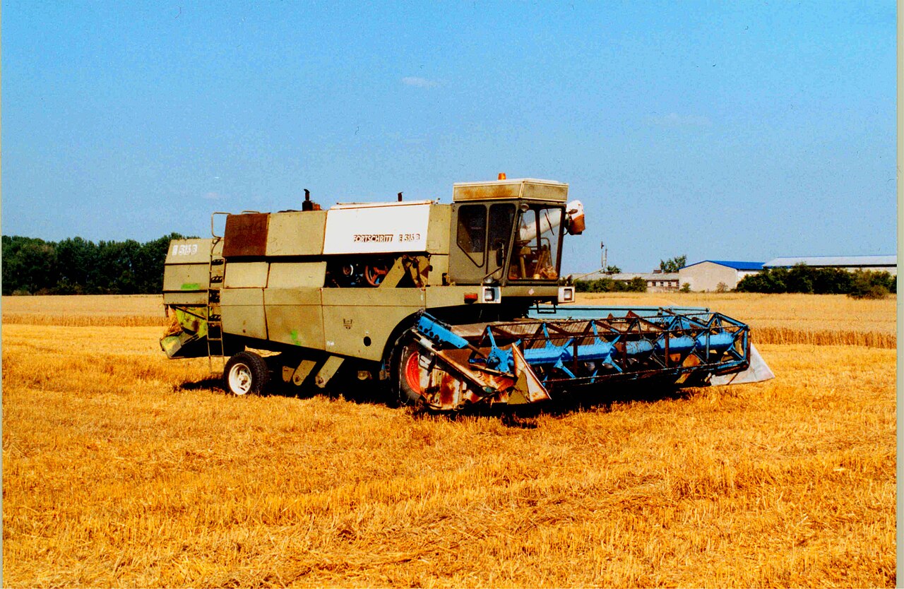 Kombajn E-516 — dobový obilní kombajn