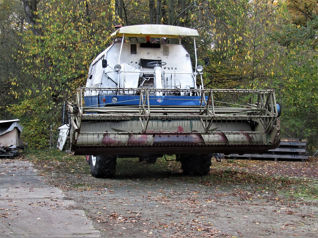 Kombajn E-512 — dobový obilní kombajn