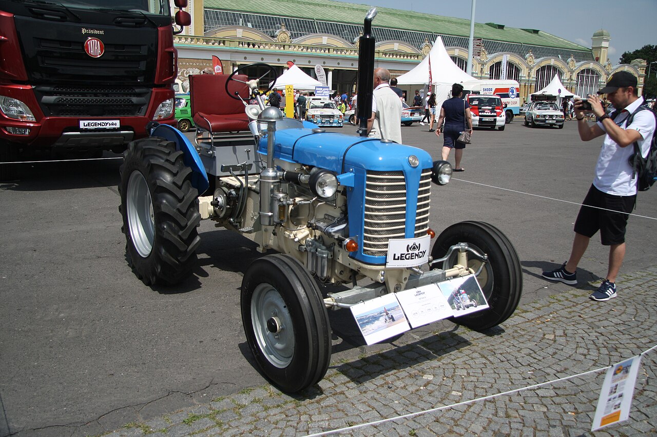 Zetor 25 — dobový zemědělský traktor