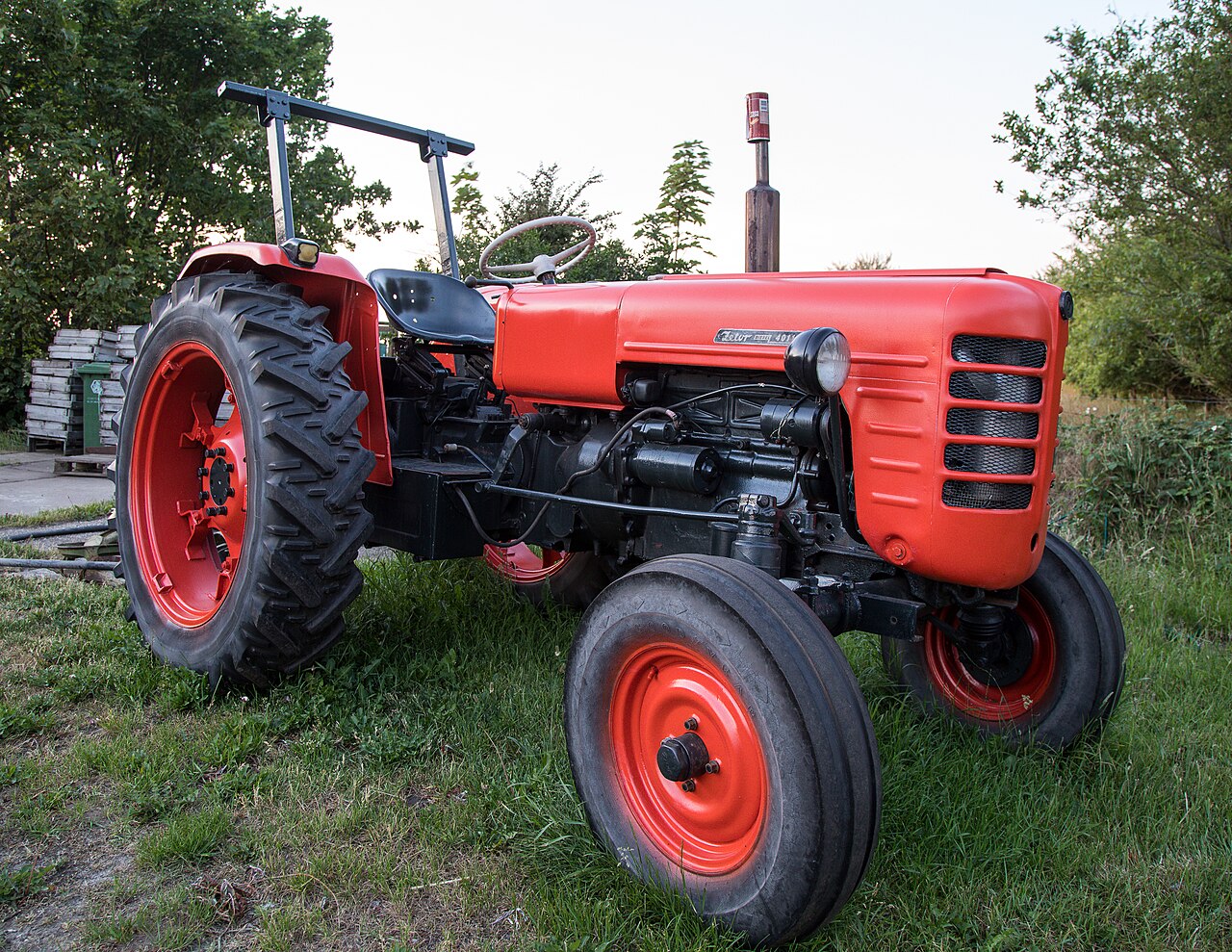 Zetor 4011 — dobový zemědělský traktor