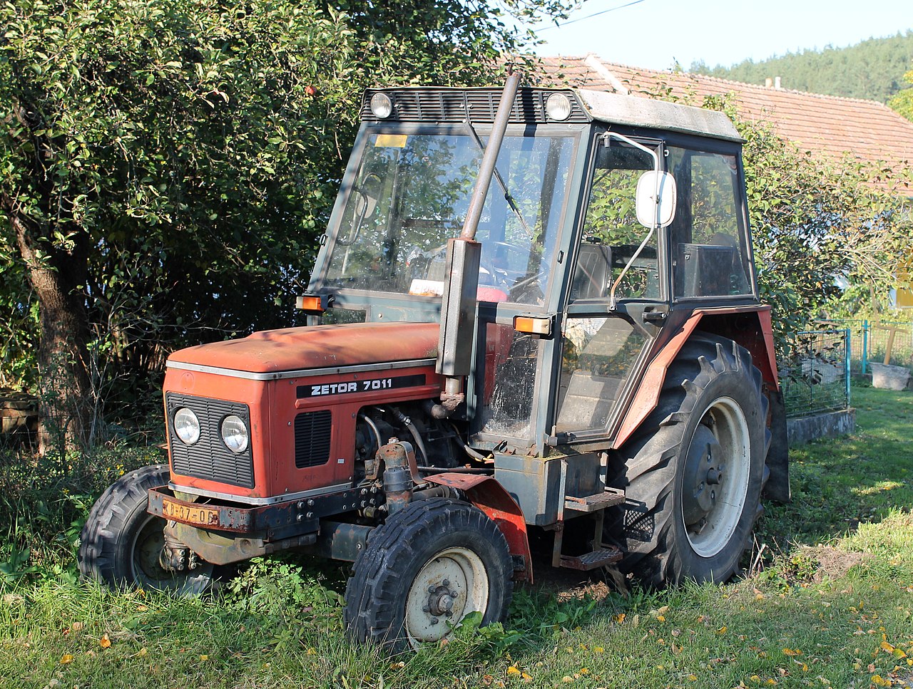 Zetor 7011 — dobový zemědělský traktor