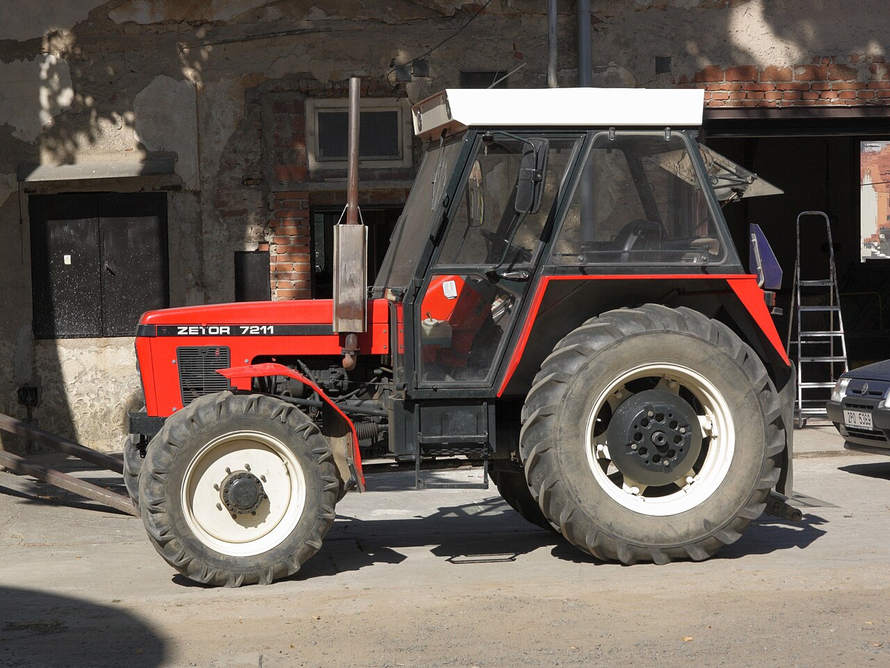 Zetor 7211 — dobový zemědělský traktor