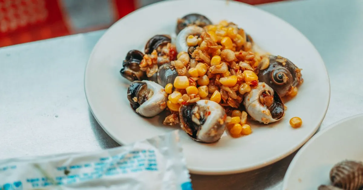 Escargot – šnečí maso připravené na talíři