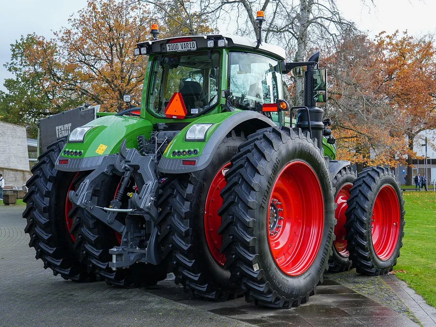 Fendt 1050 Vario od tyłu — koła bliźniacze i tylny TUZ