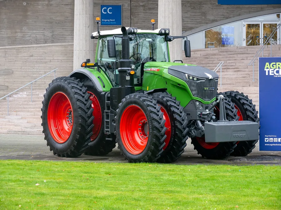 Fendt 1050 Vario z boku z obciążnikiem przednim
