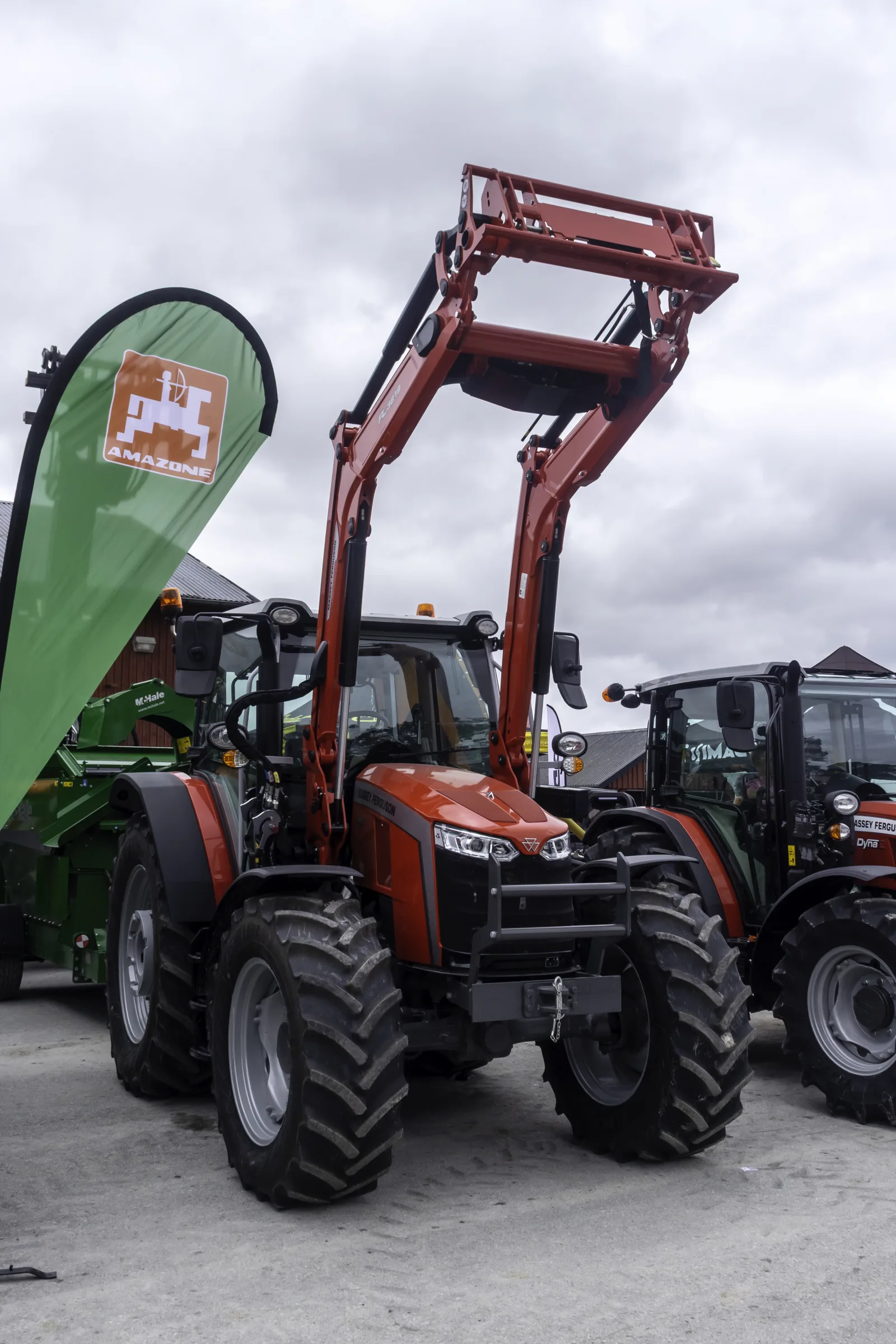 MF 5M.145 — Traktory